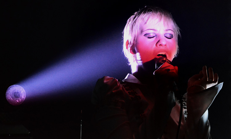 Neue Konzertreview online: Die Singer/Songwriterin Stella Rose, Tochter von DEPECHE MODE-Star Dave Gahan, gastiert auf ihrer ersten Headline Tour durch Europa im Frankfurter Club #Nachtleben. ➡️ bit.ly/3ATjkKS #stellarose #stellarosegahan #singersongwriter