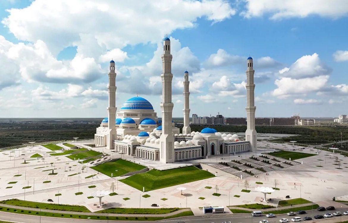 _MehmetOzkan's tweet photo. Orta Asya'nın en büyük, dünyanın 6. en büyük camisi. 23 bin kişinin aynı anda içinde namaz kılabildiği dev bir şaheser. #Kazakistan'ın başkenti #Astana'daki bu cami her açıdan görülmeye değer: çevresi, kapsamlı planlaması ve verdiği çoklu hizmetlerle tam bir sosyalleşme yeri.

Önemli bir başka nokta ise camiinin yönetiminin çoğu Türkiye'de ilahiyat okumuş kişilerden oluşuyor. Camiinin mimarı da bir Türk hanımefendi.