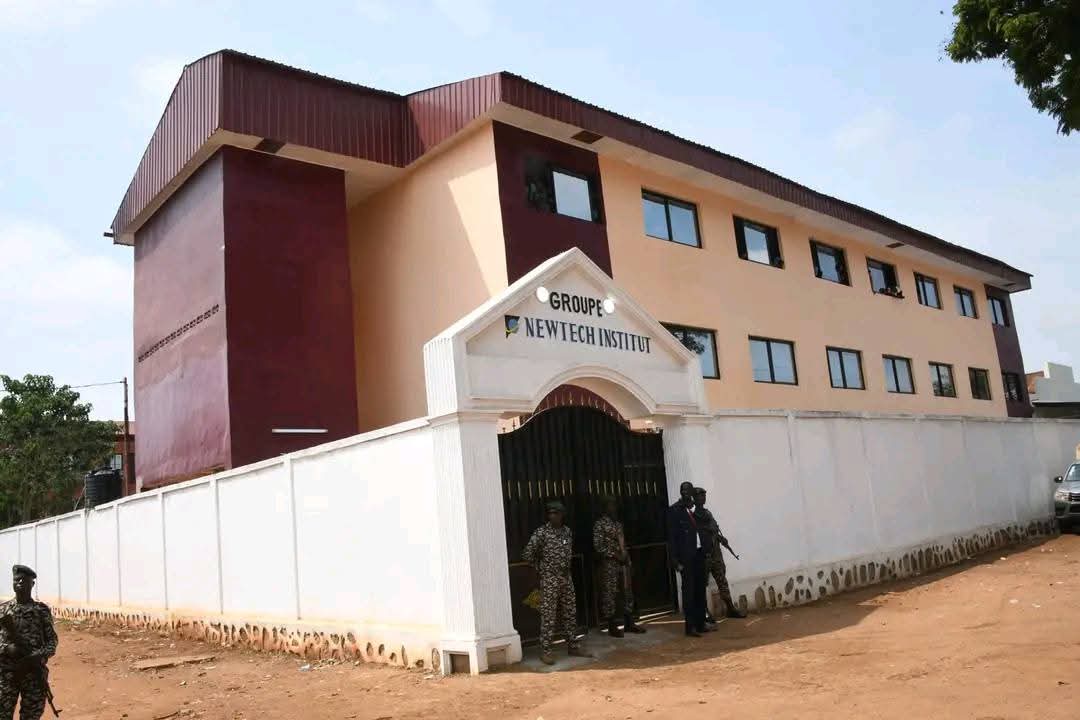 Le 19 novembre 2024 restera gravé dans l’histoire de l’Institut Newtech, avec l’inauguration officielle à Bangui, de son nouveau campus universitaire.Une cérémonie d’inauguration marquée par la présence du Président de la République centrafricaine.