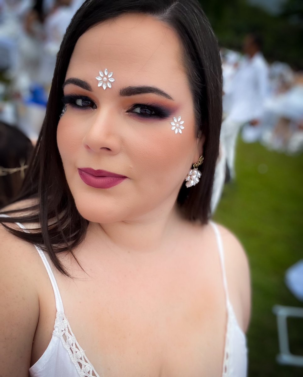 MoraimaRowey's tweet photo. ¿Y si eliges hoy darte el permiso de ser esa energía auténtica que habita dentro de ti?💫
Cultiva todo aquello que te hace único y especial.💎

#MakeUpArtist Julietta Bejarano 787-299-1163 https://t.co/G2su9Mp7GQ