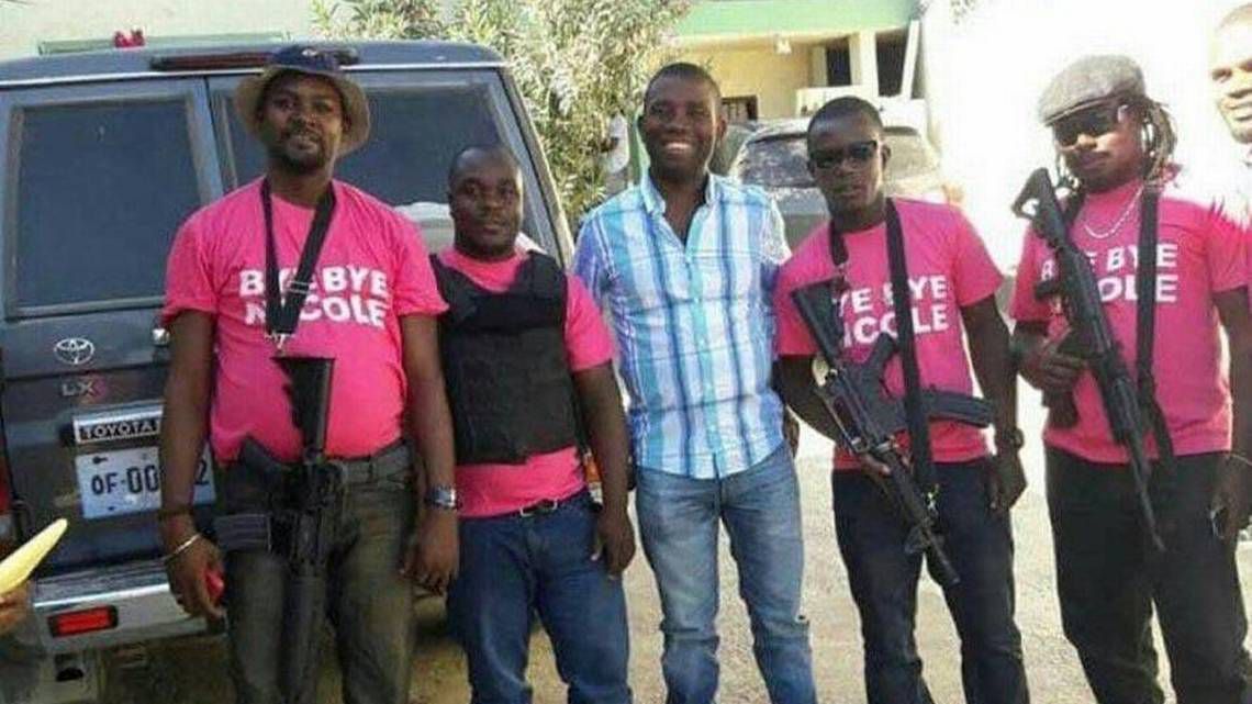 Ansyen jandam, ansyen polisye, rebèl, asayan, asasen, kondane pou trafik kokayin, chèf gang Guy Philippe ak kèk gangstè l. Li te panse enzireksyon ak kraze brize se revolisyon. Jodi a, patwon l fè l prizonye ki poze plat atè. Lè w restavèk Meriken kont peyi w, Meriken imilye w !