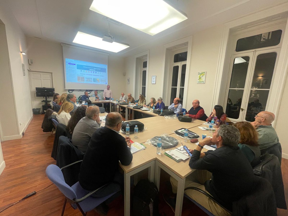 CSIFnacional's tweet photo. 📍 Jornadas formativas de Acción Sindical con los responsables del área de Universidad con Ramón Caballero Klink, vicepresidente de Educación.

Ha intervenido Francisco Lama, secretario nacional de Acción Sindical de CSIF,  para analizar las exigencias de nuestra organización para la mejora de todos/as los empleados/as públicos:

👉 El Gobierno debe negociar sin falta los Presupuestos Generales del Estado para 2025.
👉  Hay que negociar un nuevo acuerdo salarial y recuperar la estructura salarial perdida tras los recortes de 2010.
👉  Oferta de empleo público para 2025. 
👉  Eliminar la tasa de reposición
👉  Jornada laboral de 35 horas semanales en el conjunto del Estado
👉 Adecuación de los grupos profesionales
👉 Carrera profesional
👉 Mejoras en las condiciones de jubilación
👉 El mantenimiento de Muface y una adecuada financiación para una óptima prestación asistencial.   

🗣️ Seguiremos movilizándonos como ya hicimos el pasado 11 de noviembre. Lo volveremos a hacer el próximo 16 de diciembre. 

👉 El grupo debate todas las cuestiones que afectan al conjunto de las universidades públicas:
🗣️ Impacto de la implantación de la LOSU. 
🗣️ Falta de financiación de las universidades públicas. 
🗣️ Precariedad del PDI. 
🗣️ Carrera profesional del PTGAS.