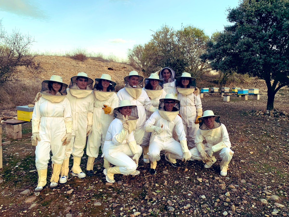 Hoy los estudiantes de #EntomologíaSanitaria de la <a href="/UAHes/">Universidad Alcalá</a> han aprendido sobre #apicultura y biología de la abeja de la miel en el colmenar del @botanicoalcala. Gracias por las facilidades a Adolfo Peña y César Martínez, las abejas se nos han portado muy bien 🐝🐝🐝