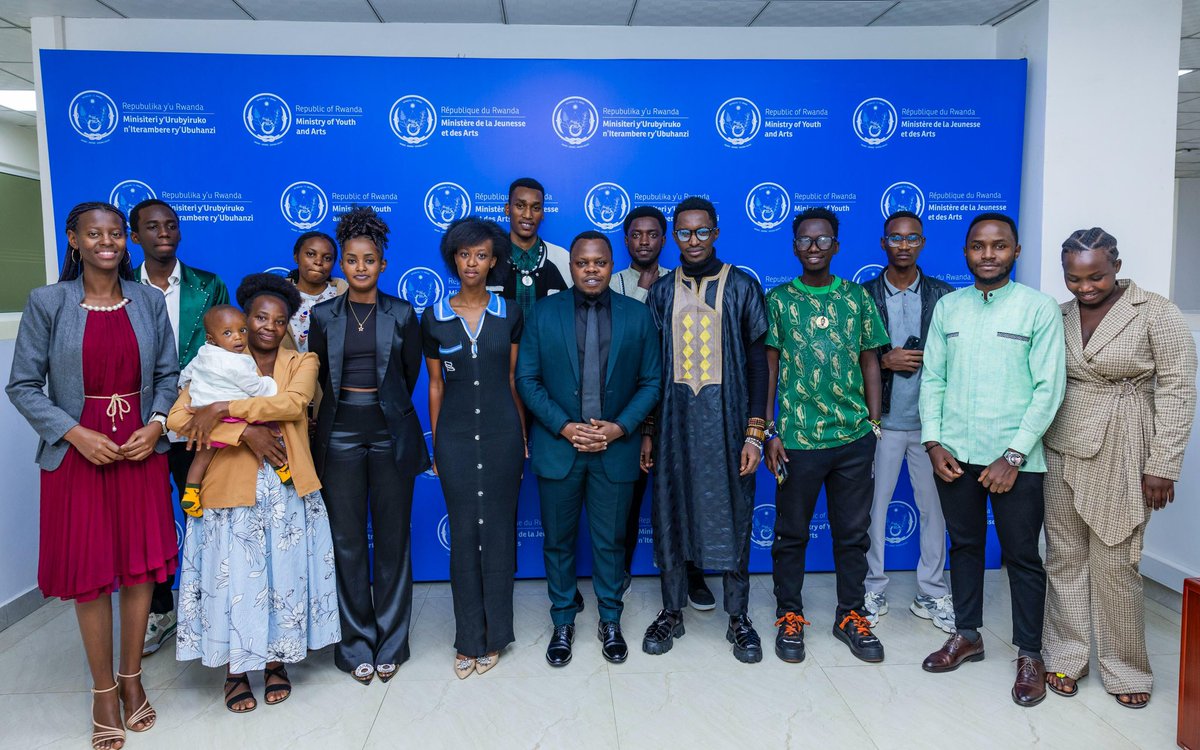 Uyu munsi, Min. <a href="/jnabdallah/">UTUMATWISHIMA</a> yakiriye Ibyanzu, Urubyiruko rw'abasizi bahuriye mu itsinda @SigaRwanda, ryashinzwe n'Umusizi <a href="/juniorrumaga/">RUMAGA</a>. Minisitiri yabashimiye ubuhanzi bakora abashishikariza gukomeza gukora ibihangano bisigasira amateka ndetse n'ibyubaka umuryango Nyarwanda.