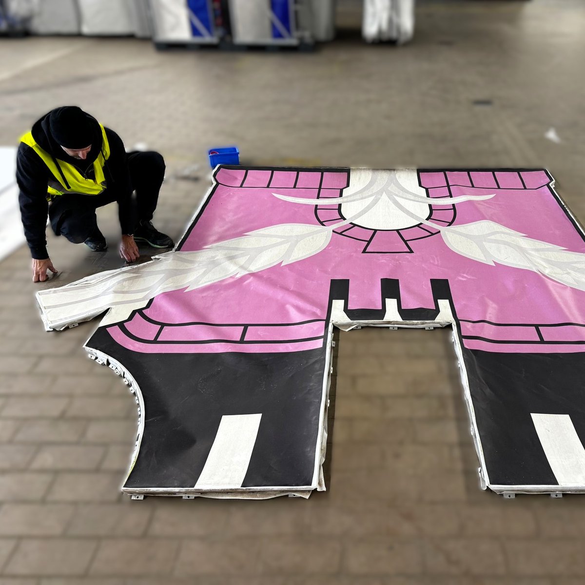 kursivag's tweet photo. Grossformatdruck Spanntuch PVC für Leuchtkasten. Ersatz für ausgebleichtes Spanntuch. Kunde: Feldschlösschen Getränke AG, Rheinfelden
#werbetechnik #digitaldruck #skyworker #kursivag https://t.co/YhmTqC2p2n