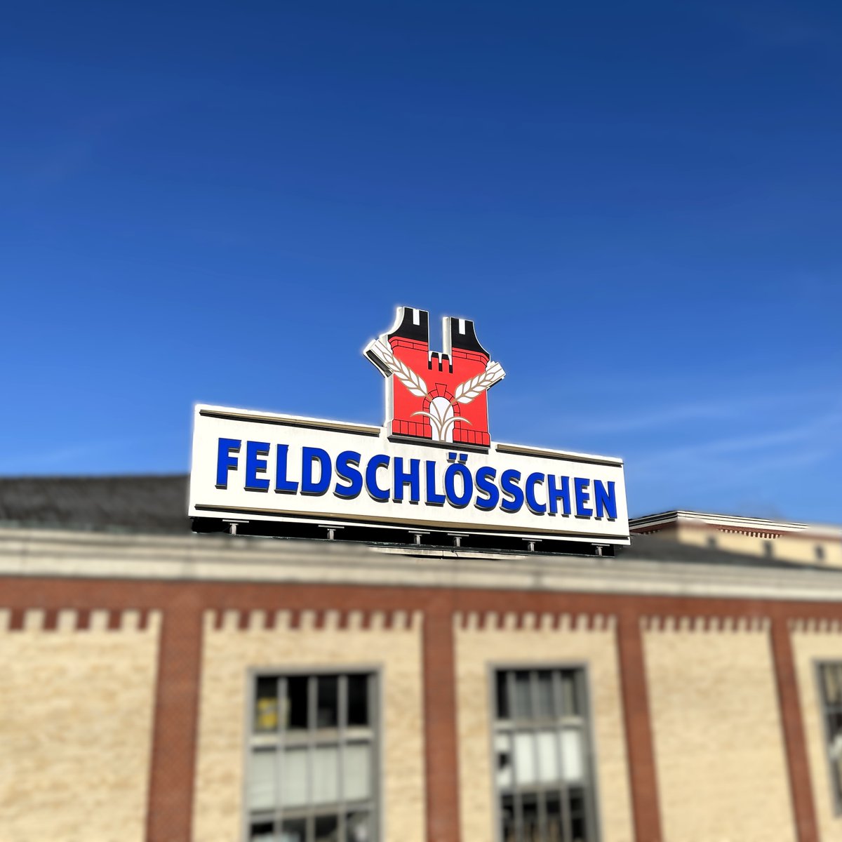 kursivag's tweet photo. Grossformatdruck Spanntuch PVC für Leuchtkasten. Ersatz für ausgebleichtes Spanntuch. Kunde: Feldschlösschen Getränke AG, Rheinfelden
#werbetechnik #digitaldruck #skyworker #kursivag https://t.co/YhmTqC2p2n
