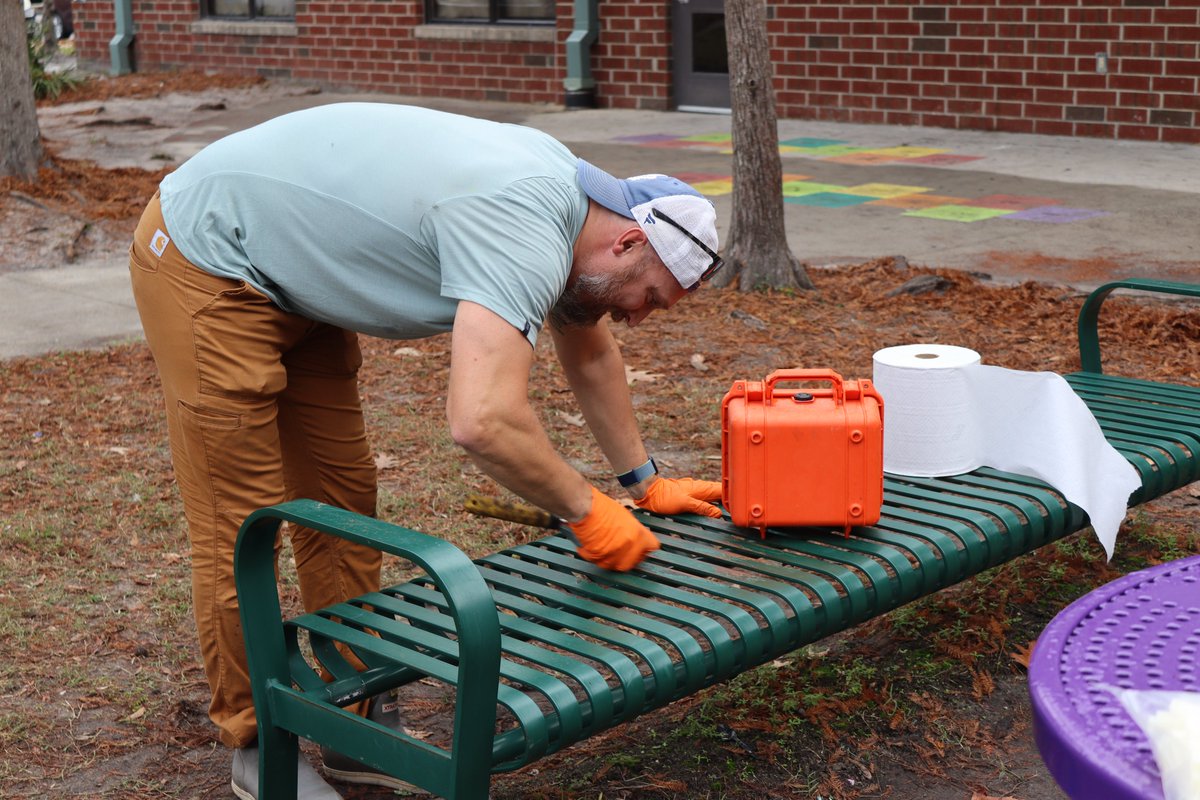 TeamDDTwo's tweet photo. Today kicks off the first day of Trident United Way's #DaysOfCaring service projects at Dr Eugene Sires Elementary & River Oaks Middle! 🎉THANK YOU to our community volunteers for the time & talents (gardening & painting) they shared with us. @SCPorts @KatiesKrops @MedUnivSC https://t.co/qyUgmF9XS4