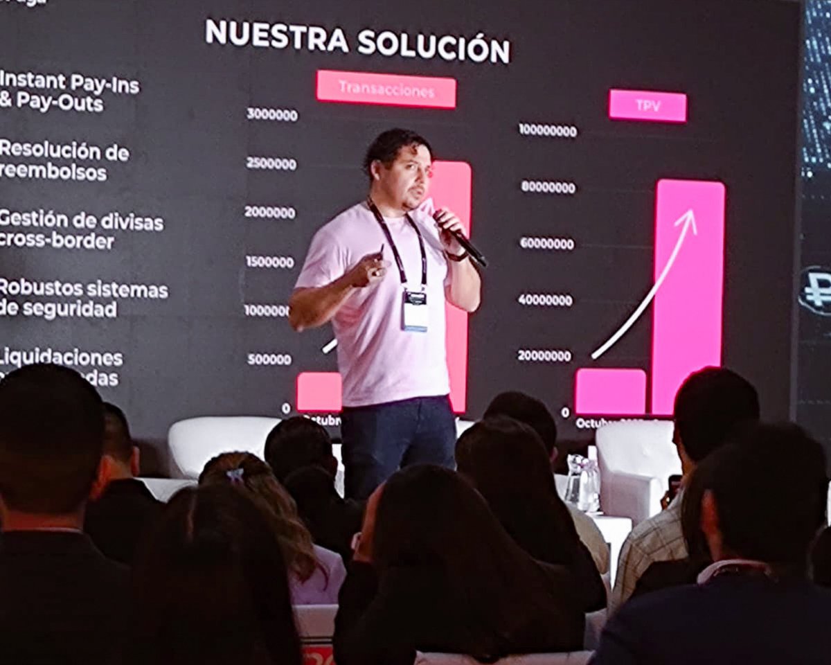 ProntoPaga's tweet photo. ¡Todo un éxito nuestra participación en el EPAYMENT SUMMIT 2024! 🙌✨

Vivimos una experiencia increíble en este evento organizado por @capeceperu , donde pudimos compartir nuestra visión sobre el futuro de los pagos digitales en el Perú. https://t.co/NX7aoIiHZF