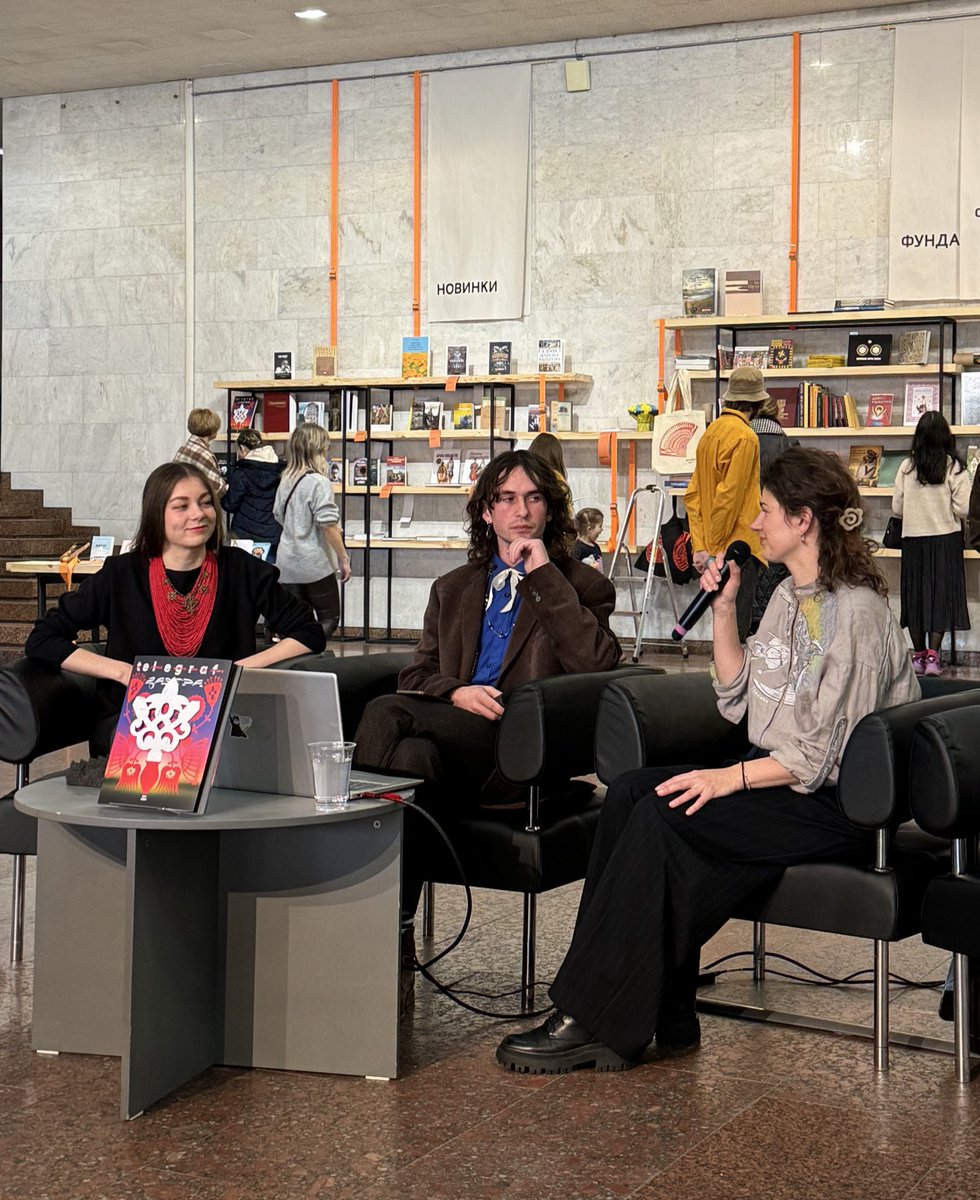 в неділю балакали про мозаїки і деколонізацію в Українському Домі разом з <a href="/lesiacatkiller/">олеся котубей-геруцька</a> і онукою Алли Горської Оленою Зарецькою 

згодом поділимось тезами для тих, хто не був, а поки просто помилуйтесь на нас красивих💅💋