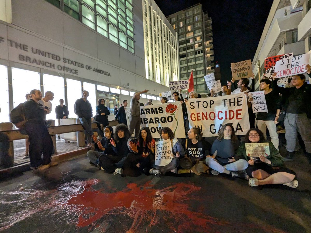 RadicalBlocTLV's tweet image. BREAKING: Activists Protested Outside the US Embassy in Tel Aviv Supporting Congressional Vote on Arms Embargo 

The activists included Israelis, Americans and dual citizens, holding signs saying “U.S. Funded Genocide” &amp;amp; “Jews in Palestine say ‘Stop arming Israel’”.