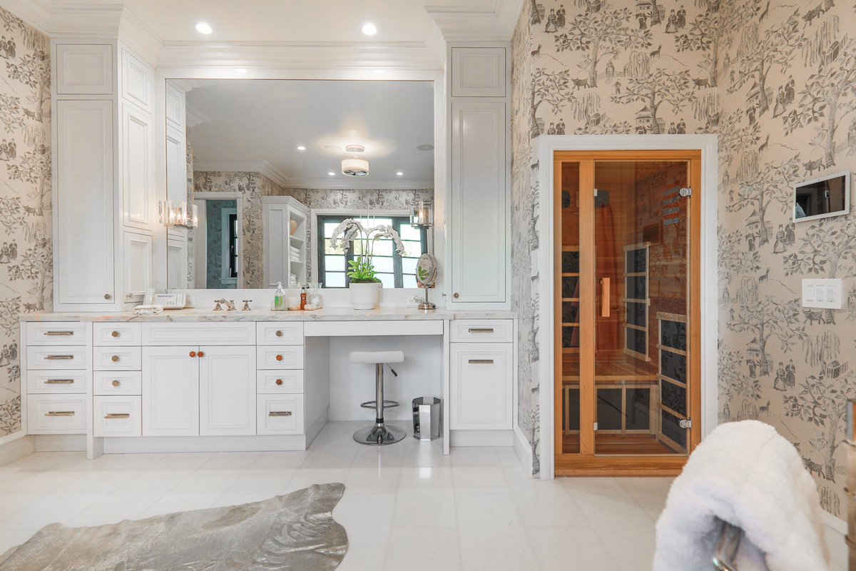 laurimstudio's tweet image. Clean lines, built-in cabinetry, and chic wallpaper make this bathroom a serene escape. The pink faux fur chair adds a cozy touch to the sleek design. 🛁✨

📸 Joe Bryant 

Always great working with SHL Designs and BTC Builders Inc. 

#LauriMorrisonStudio #LuxuryHome #Architect