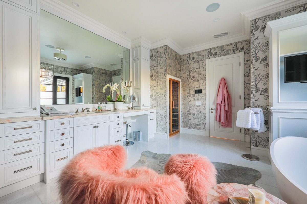 laurimstudio's tweet image. Clean lines, built-in cabinetry, and chic wallpaper make this bathroom a serene escape. The pink faux fur chair adds a cozy touch to the sleek design. 🛁✨

📸 Joe Bryant 

Always great working with SHL Designs and BTC Builders Inc. 

#LauriMorrisonStudio #LuxuryHome #Architect