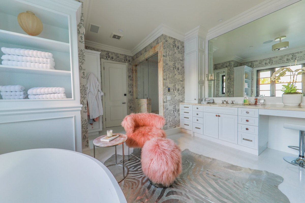 laurimstudio's tweet image. Clean lines, built-in cabinetry, and chic wallpaper make this bathroom a serene escape. The pink faux fur chair adds a cozy touch to the sleek design. 🛁✨

📸 Joe Bryant 

Always great working with SHL Designs and BTC Builders Inc. 

#LauriMorrisonStudio #LuxuryHome #Architect