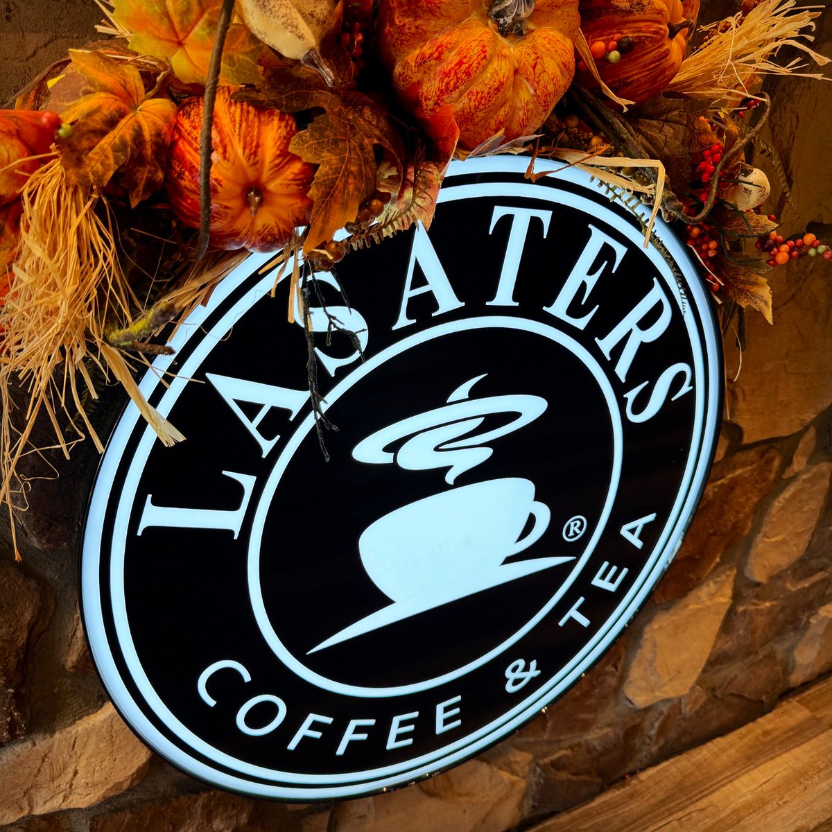 There’s a chilly breeze in the air today. 🍂☺️☕️ Have you been to your local LASATERS® yet to warm up with an Autumn treat? Pumpkin Spice Latte, Spiced Apple Cider, Caramel Nut Cluster Latte, and many more delicious options are waiting for you. 👋

#ImDrinkingLasaters