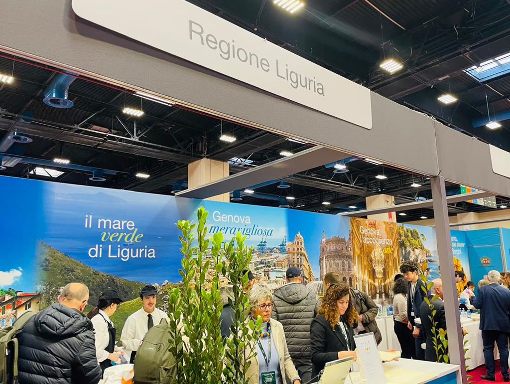 RegLiguria's tweet photo. #RegioneLiguria alla 41° assemblea nazionale Anci con uno stand condiviso con il @comunedigenova e la Camera di Commercio di Genova che unisce slogan promozionali alle immagini più belle e significative di ciò che Genova e la Liguria possono offrire https://t.co/hCTKAhdZmb