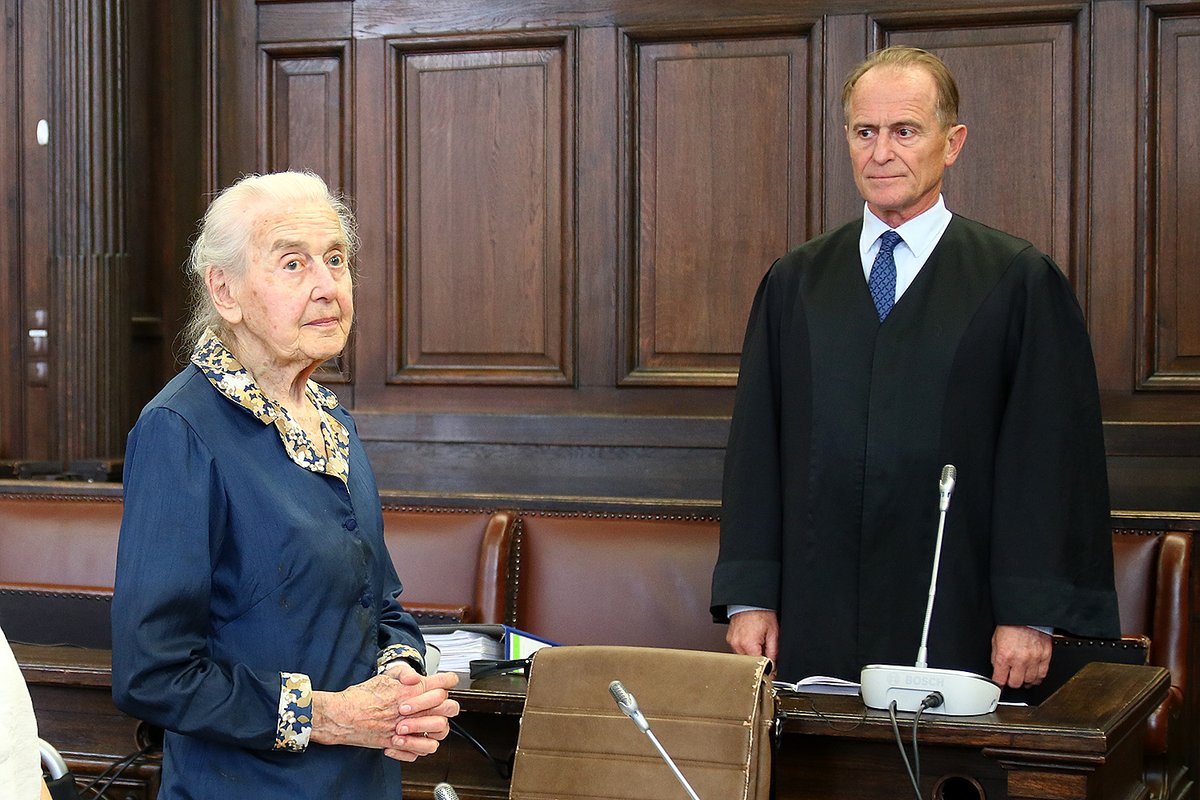 In rechten Kreisen wird übereinstimmend berichtet: Die notorische Holocaustleugnerin Ursula #Haverbeck ist wohl gestorben. Die 96-Jährige wurde in der Szene bereits zu Lebzeiten als Märtyrerin verehrt - auch weil sie beharrlich immer wieder den Holocaust in Abrede gestellt hatte.