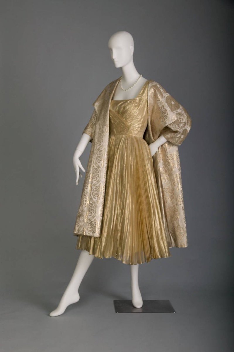 MadameGilflurt's tweet photo. From #DonLoper Originals, they’ll see you from a mile away, because you’re all golden, all the time! #frockingFabulous pure glam #fashionhistory, from the 1950s. Via Chicago History Museum. https://t.co/K7oYYrLzho