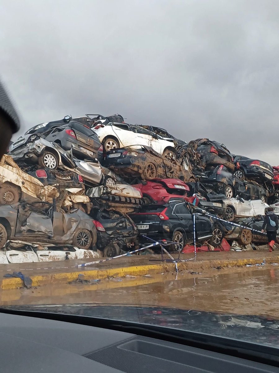 Gracias an mis amigos de <a href="/Gescrap_Group/">GESCRAP</a> que respondieron a nuestra llamada <a href="/WCKitchen/">World Central Kitchen</a>  y están ayudando a limpiar de coches pero necesitamos @carlos_mazon_ <a href="/proteccioncivil/">Protección Civil</a> <a href="/fganpam/">francisco gan</a> escuchen a los expertos…el trabajo de <a href="/UMEgob/">UME</a> y del <a href="/EjercitoTierra/">Ejército de Tierra 🇪🇸</a> en las labores de limpieza es