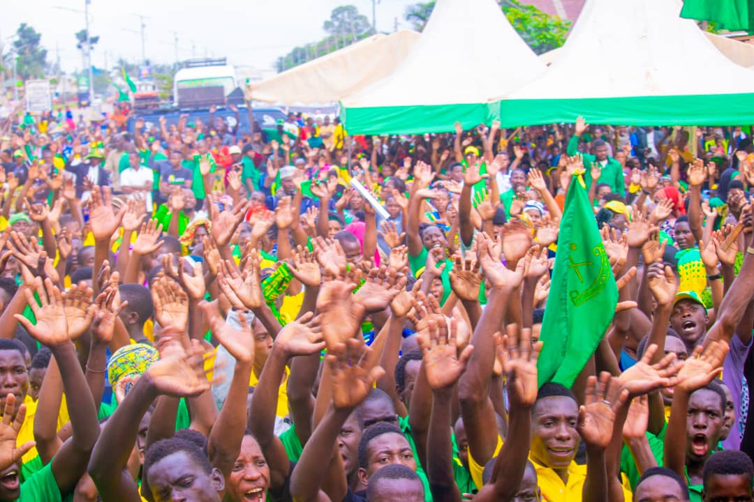 ccm_tanzania's tweet photo. GAVU AWAOMBA WANANCHI KUCHAGUA WAGOMBEA WA CCM UCHAGUZI SERIKALI ZA MITAA. 

KATIBU wa Halmashauri Kuu( NEC) Oganaizesheni na Mjumbe wa Kamati Kuu Issa Gavu  amewataka wananchi wa Mkoa wa Geita kuwachagua wagombea wa Chama Cha  Mapinduzi katika uchaguzi wa Serikali za Mitaa,Vijiji na Vitongoji unaotarajia kufanyika Novembe 27 mwaka huu nchini.

Gavu ametoa kauli hiyo leo Novemba 20,2024 mbele ya mamia ya wananchi wakiwemo wanachama wa ccm alipokuwa akizindua rasmi kampeni za uchaguzi  huo ambapo Chama
hicho pia kimezindua kampeni zake nchini kote.

“Nawaomba wananchi wa Geita na wanachama wa chama cha Mapinduzi,kuchagua wagombea wanaotokana na Chama Cha Mapinduzi  ili kusukuma mbele maendeleo yanayofanywa na serikali ya awamu ya sita chini ya Rais Wetu Dk.Samia Suluhu Hassan.”

Gavu pia amewaomba wagombea kunadi maendeleo yaliyofanywa na serikali ya awamu ya sita katika maeneo yao na kusisitiza wagombea wanayo nafasi ya kuyaelezea mazuri yaliyofanywa na serikali ya awamu ya sita na Ilani ya Uchaguzi Mkuu ya mwaka 2020-2025.

#KaziIendelee