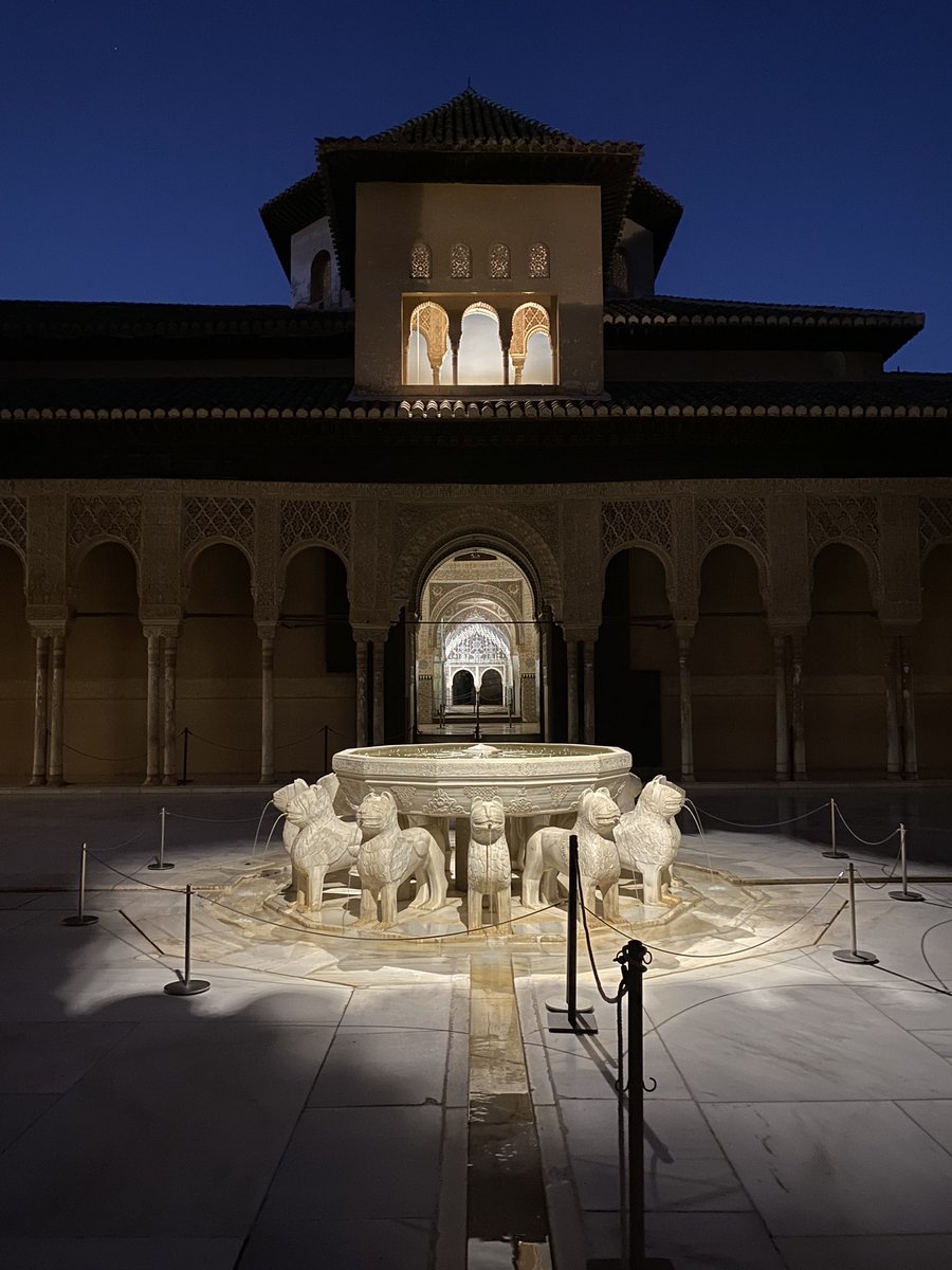 He venido muchas veces y siempre siempre impresiona.
Pero de noche, en silencio y sin gente… sobrecoge 

<a href="/alhambracultura/">Alhambra de Granada</a>