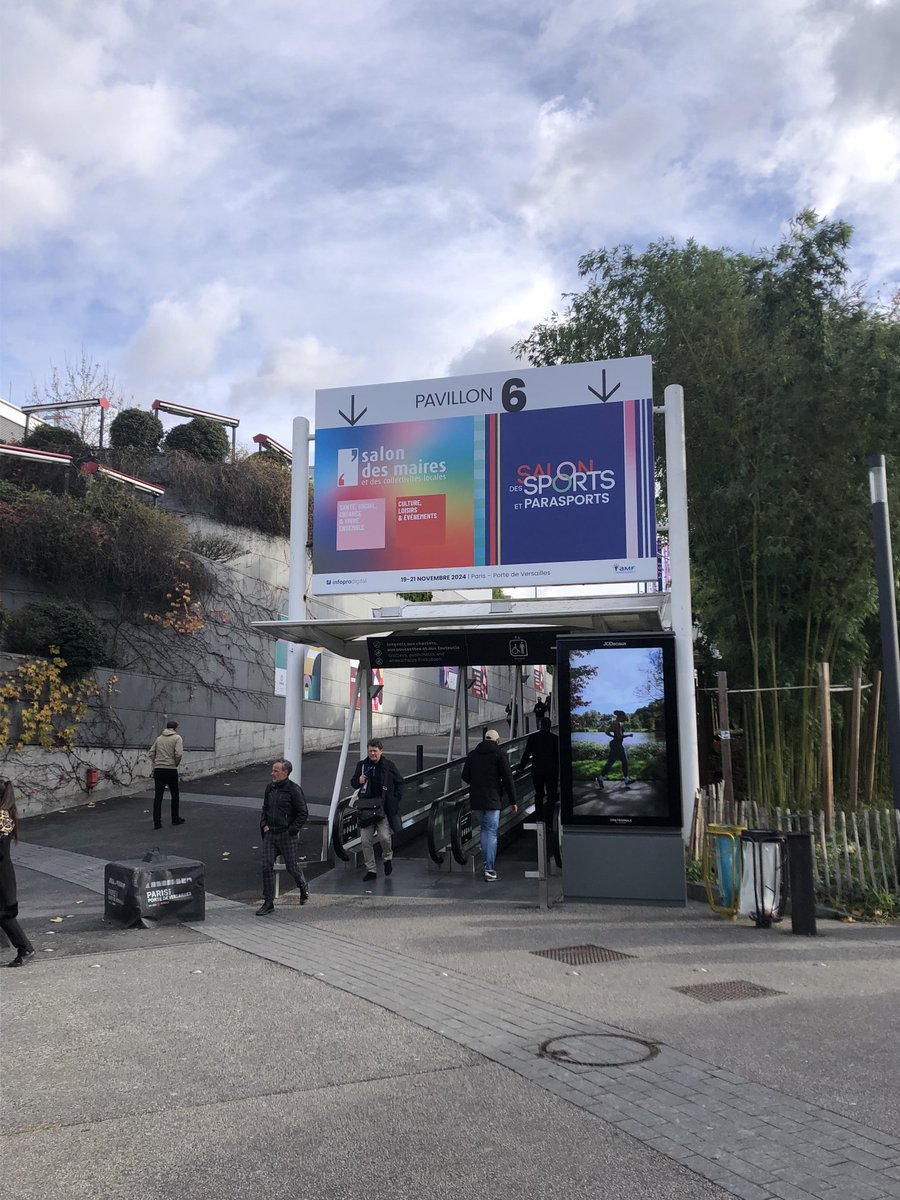 Visite du salon des maires de France hier et aujourd’hui. Près de 1400 exposants. Plein d’idées et de propositions pour être performants tout en restant sobres. Merci ⁦<a href="/l_amf/">AMF | Association des maires de France</a>⁩
