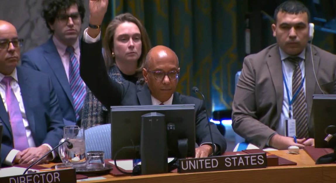 ManuPineda's tweet photo. 🇵🇸🇺🇸 LA MANO DEL GENOCIDIO
Por cuarta vez, Estados Unidos protege a su apadrinado vetando en el Consejo de Seguridad de la #ONU un proyecto de resolución que exigía "un alto el fuego inmediato, incondicional y permanente"en #Gaza.

A Favor: 14
En Contra: 1 (#EEUU🇺🇸)
Abstenciones: 0

#ParemosElGenocidio
#FreePalestine