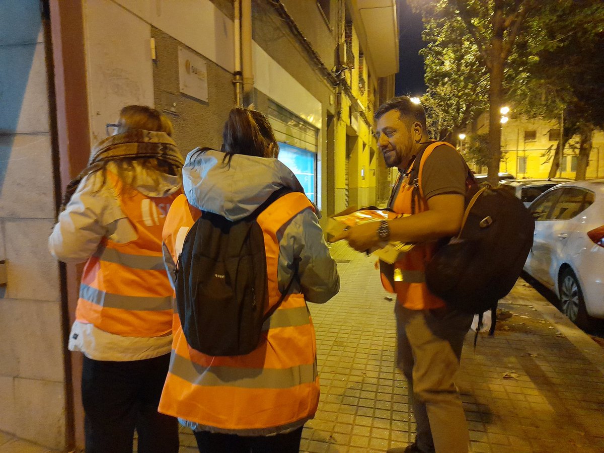suaracoop's tweet photo. 📝 Comença el recompte de persones en situació de sensellarisme de  @LHAjuntament per conèixer detectar la realitat i necessitats d'aquestes veïnes de la ciutat.

🏮Les voluntàries ja s'han posat en marxa per posar llum al sensellarisme.
#RecompteHospitalet #SuaraSensellarisme https://t.co/7Y7pUQaBhp