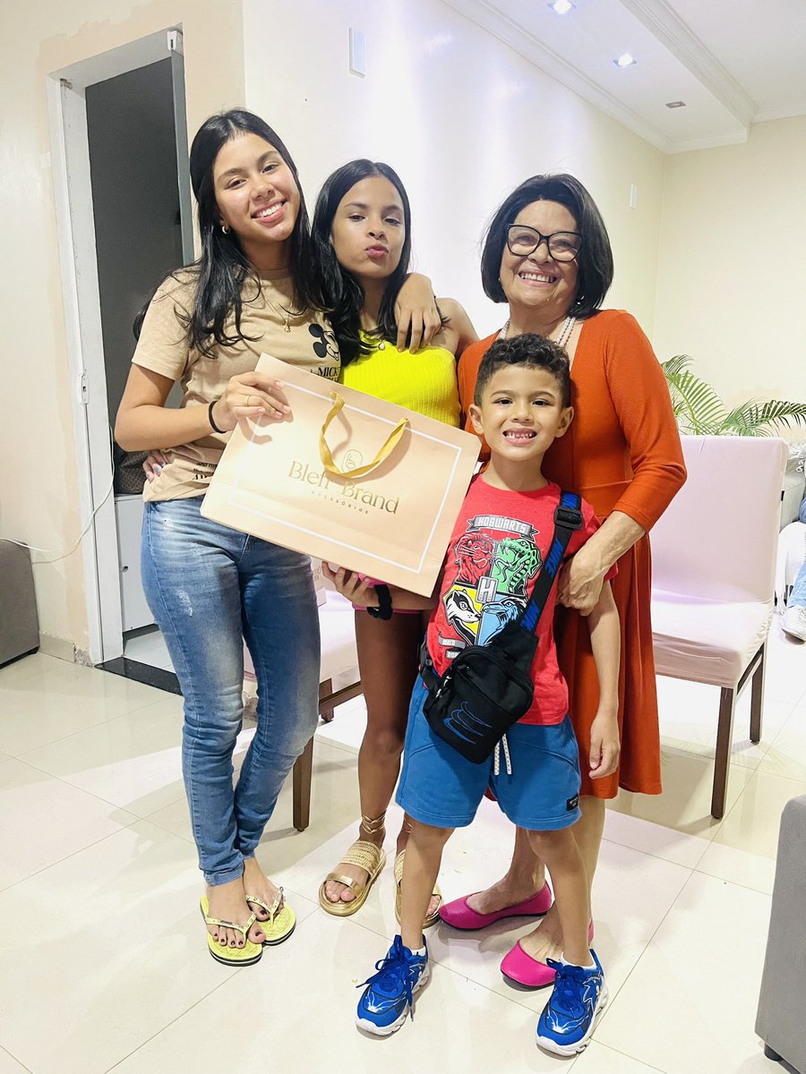 EmanuelDennerSR's tweet photo. Hoje o céu está em festa!! 🥳 🎉 🎈 
Somos gratos a Deus, por ter nos permitido passar tantos ‘20 de novembro’ juntos... na sua ausência, minha mãezinha Luiza Sena, lembramos e nos alegramos por tudo que foi vivido. Amor eterno! https://t.co/aZCn5P0jJ2