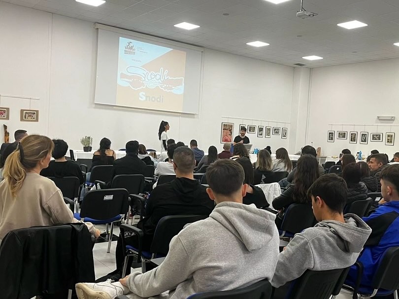 AngelaIantosca's tweet photo. Qualche giorno fa a Cagliari con SNODI, il monologo che ho scritto in collaborazione con la Comunità di San Patrignano e che portiamo in giro per l'Italia tra scuole e teatri all'interno del progetto di prevenzione WeFree! 

#wefree #snodi https://t.co/H9YyEA47vi