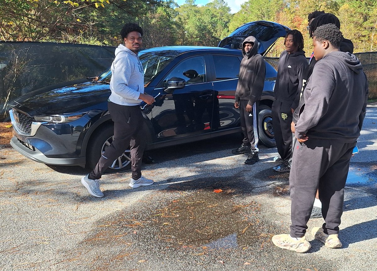 grayson_fb's tweet photo. Today's lesson: How to change a flat tire

🔰#𝟒𝐭𝐡𝐞𝐆🔰 https://t.co/rw2HIyFoVI