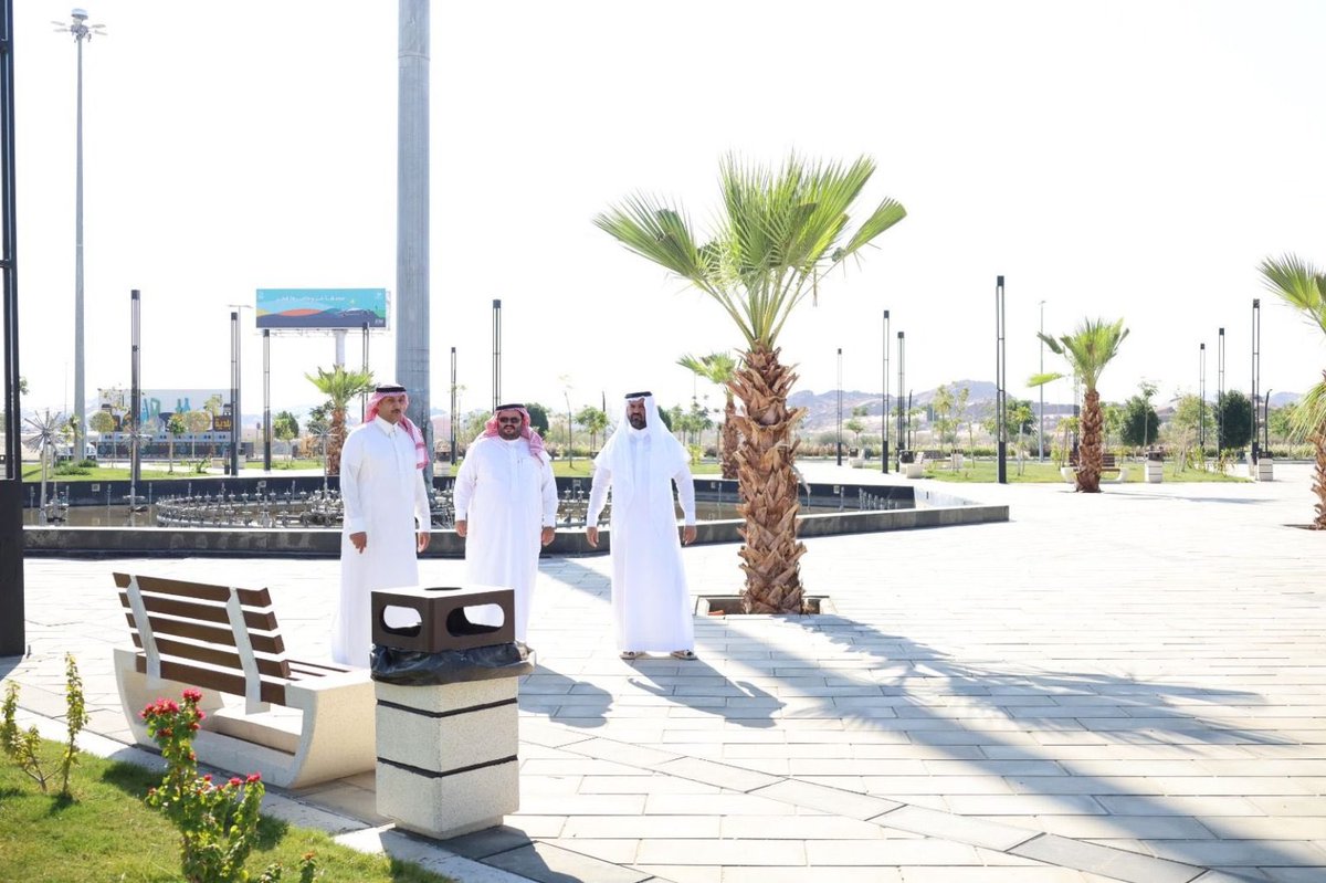MEDIA_LENS2's tweet photo. قام رئيس مركز صمخ، حسن بن معجب الوادعي، بمتابعة سير المشاريع التنموية في المركز ، حيث قام بجولة تفقدية شملت عددًا من الحدائق. ورافقه في هذه الجولة رئيس بلدية صمخ المهندس : حسن أحمد الشهري، وذلك في إطار لتحسين الخدمات ، والمرافق العامة في المركز .

#عدسة_الإعلام https://t.co/81hvhbDFFM
