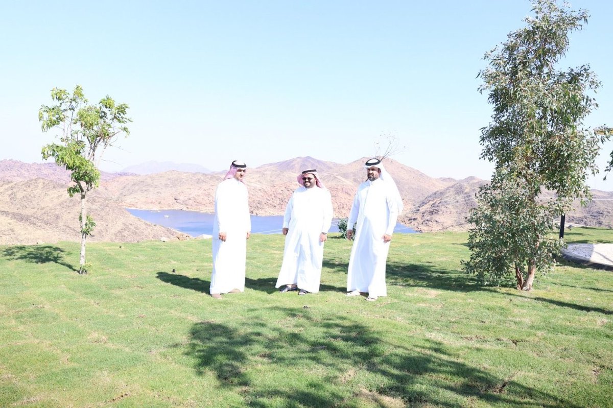 MEDIA_LENS2's tweet photo. قام رئيس مركز صمخ، حسن بن معجب الوادعي، بمتابعة سير المشاريع التنموية في المركز ، حيث قام بجولة تفقدية شملت عددًا من الحدائق. ورافقه في هذه الجولة رئيس بلدية صمخ المهندس : حسن أحمد الشهري، وذلك في إطار لتحسين الخدمات ، والمرافق العامة في المركز .

#عدسة_الإعلام https://t.co/81hvhbDFFM