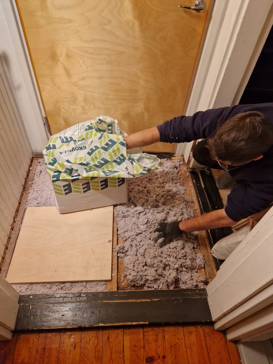 Ekovillalla hommat hoituu. Rintamamiestalon lattian lisäeristystä. Olivat purut vajonneet 60-vuodessa 5-10 cm.