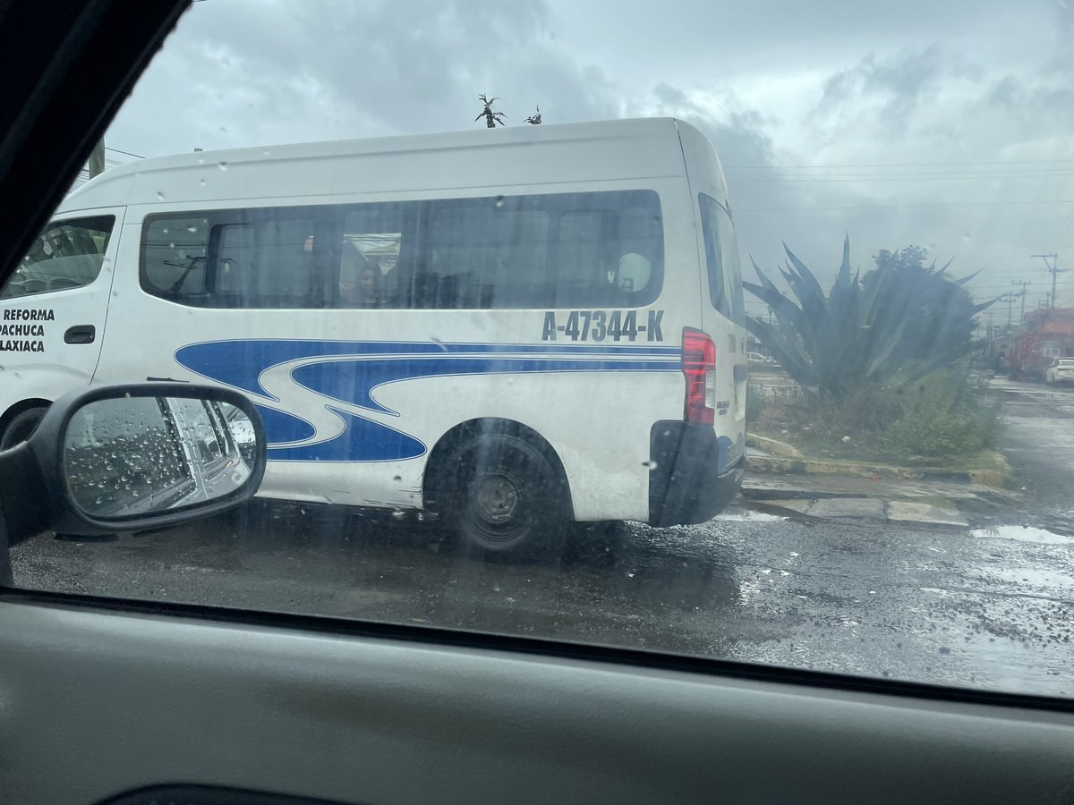 susana_lunar's tweet photo. De verdad que es un peligro que personas desequilibradas tengan en sus manos la vida de pasajeros.

Hoy el conductor de esta Urvan, no conforme con casi provocar que lo chocara, -se metió a mi carril súper agresivo-, me fue aventando el vehículo y gritándome que me fijara… https://t.co/lJx76eYVmy