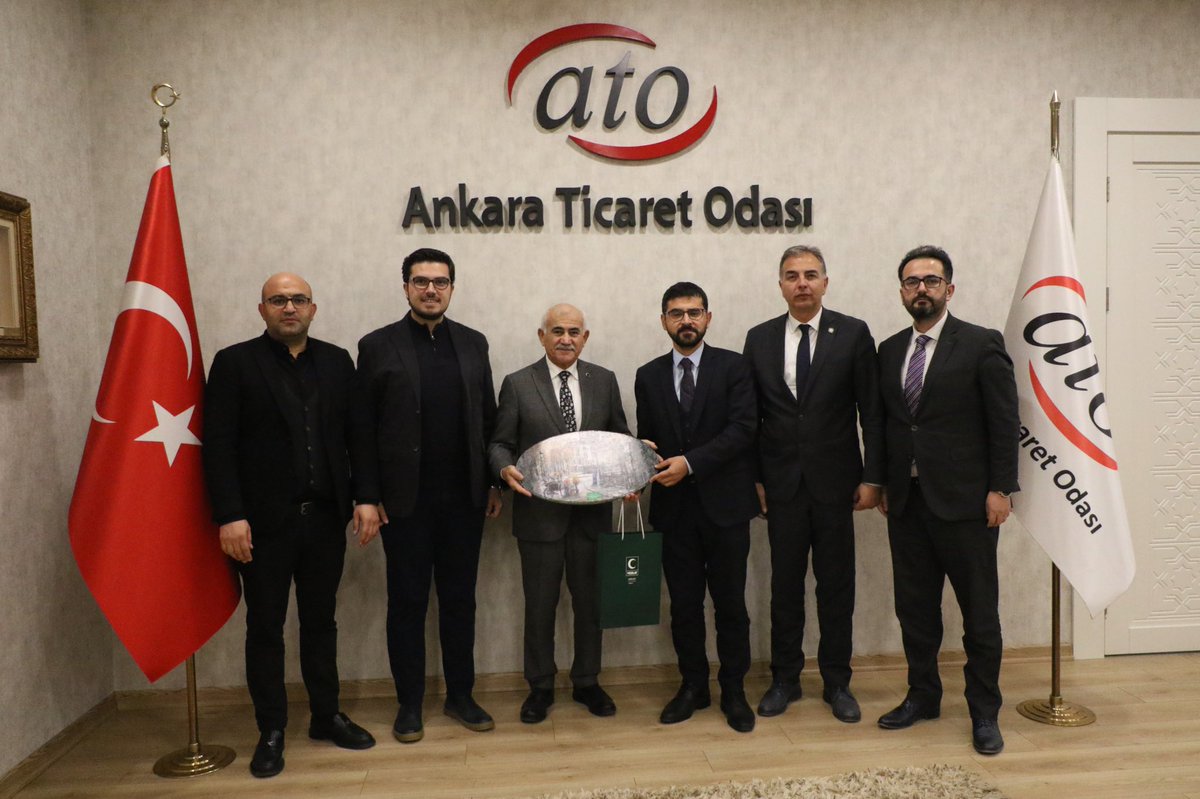mustafaderyal's tweet photo. @AnkaraYesilay Şube Başkanı Muhammet Emin Alay, Başkan Yardımcısı Melih Çamcı ve Ankara Yeşilay Üyesi Meclis Üyemiz @canervrl ‘a nazik ziyaretlerinden ve anlamlı hediyelerinden ötürü teşekkür ediyorum.  Görüşmemizde  Meclis Başkan Yardımcımız Ali İhsan Özdemir ve  meclis üyemiz Levent Uğurlu yer aldı.
