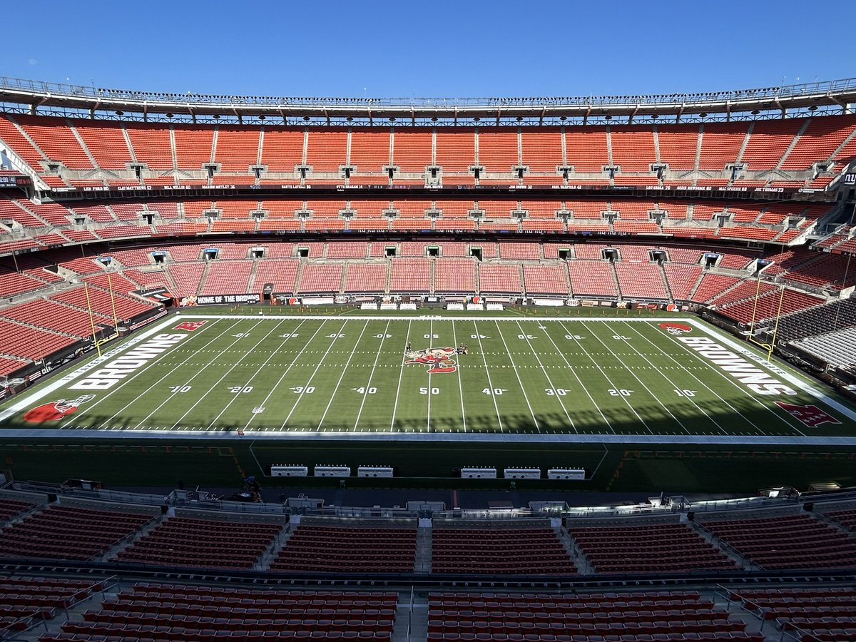 Rosco is ready for some Prime Thursday night 🏈 🐾