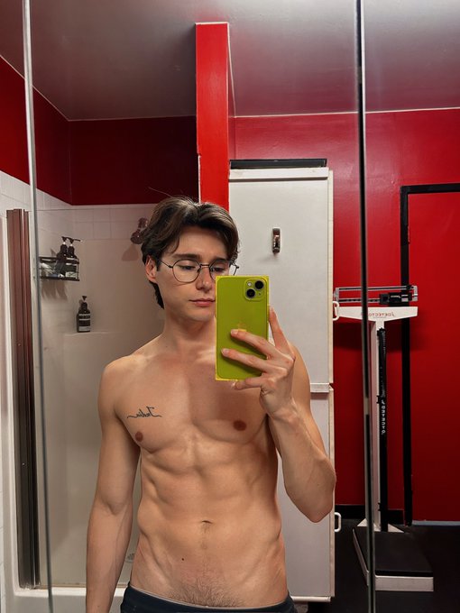 1 pic. The longer my hair gets the more breedable I become. 😏 https://t.co/DgVnGPcXZR