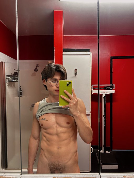 2 pic. The longer my hair gets the more breedable I become. 😏 https://t.co/DgVnGPcXZR