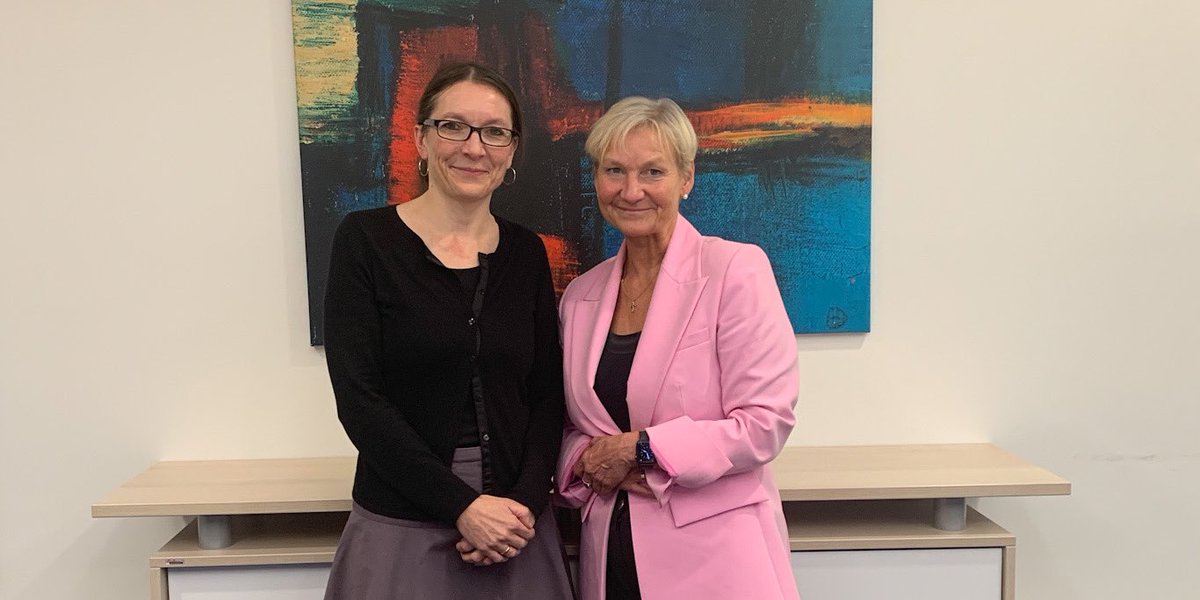 Gegenseitiger Antrittsbesuch, nachgeholt: #Hamburgs Schulsenatorin Ksenija Bekeris und #Hamburgs Bischöfin Kirsten Fehrs (gleichzeitig EKD-Ratsvorsitzende). Viele gemeinsame Themen: „Religionsunterricht für alle“, Antisemitismus bekämpfen, Demokratie fördern.