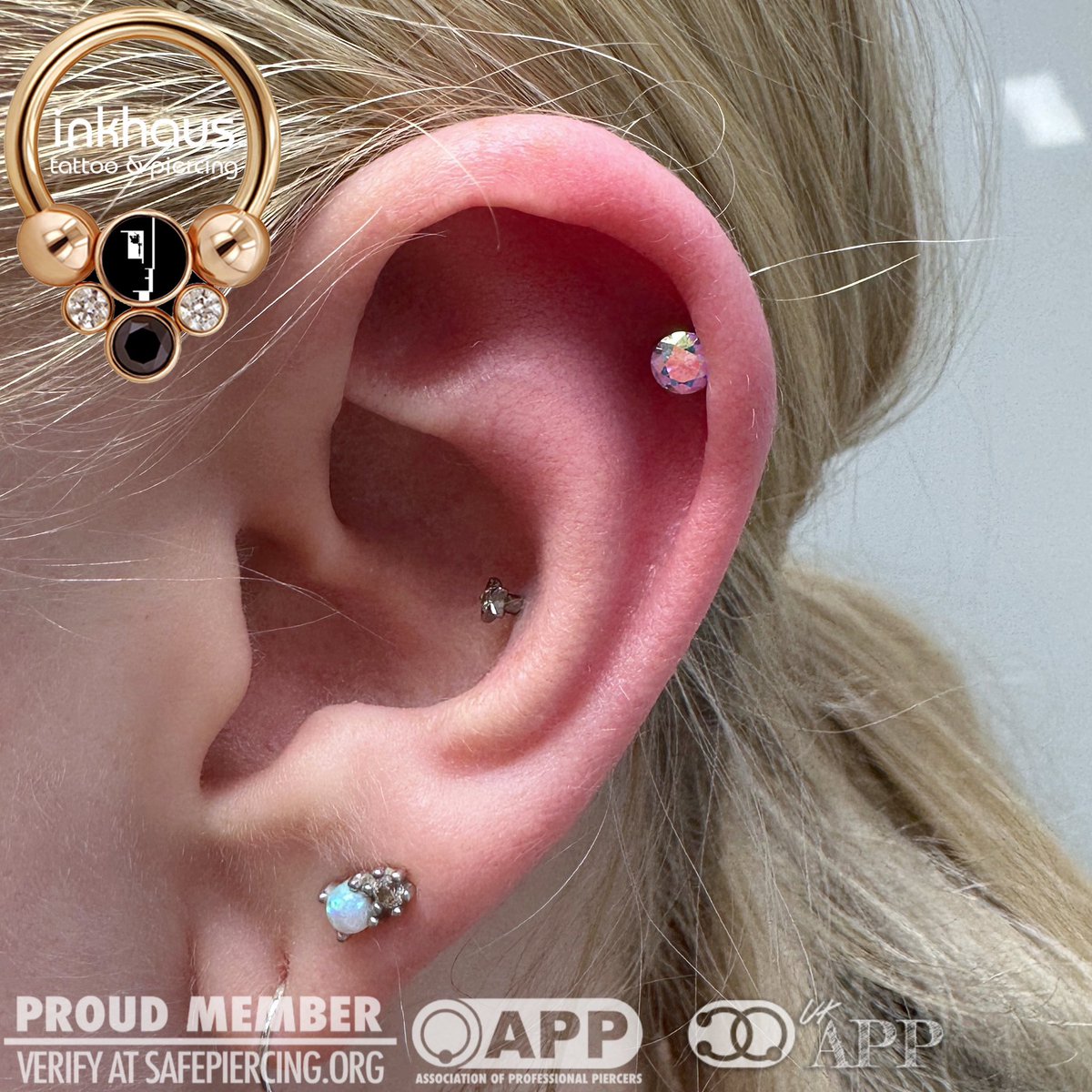 This was a couple of weeks ago now and I can’t believe I almost missed it! I’m forever a fan of Aurora Borealis gems because of that breathtaking rainbow shimmer. 🌈 This client chose one in a prong setting from @neometaljewelry for her brand new helix piercing. 💖