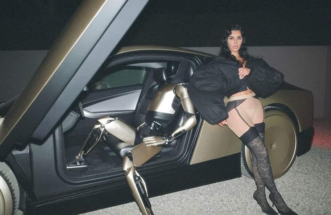 autoinsignia's tweet photo. Kim K lo vuelve a hacer… pero esta vez con un giro futurista! 🚨 

Las redes explotan con sus fotos junto al Tesla Cybercab y el robot Optimus. 🤯
¿Es el futuro de la moda + tecnología? ¿Publicidad? 🤖

🔥 ¿Real o estrategia?

#KimKardashian #TeslaCyberCab #AI #Robots #news https://t.co/noLsEENqdM