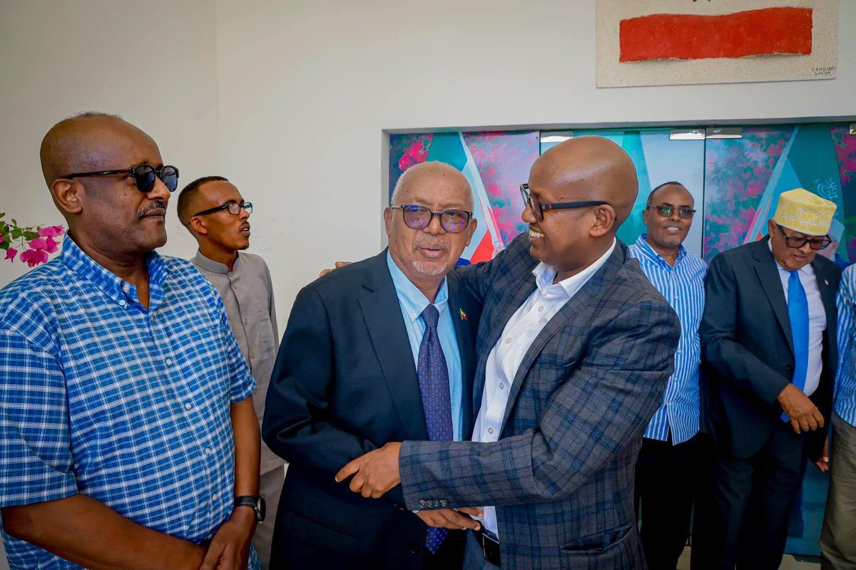 JustAidarus's tweet photo. Madaxweynaha la doortey ee Somaliland @Abdirahmanirro ayaan Maanta gurigiisa ugu Tagnay Hanbalyo ,Salaan iyo Duco inuu Alle ku asturo Xilkaa Loo doortay 13 November 2024.🙏🏻🙏🏻. https://t.co/wqOimURy4m