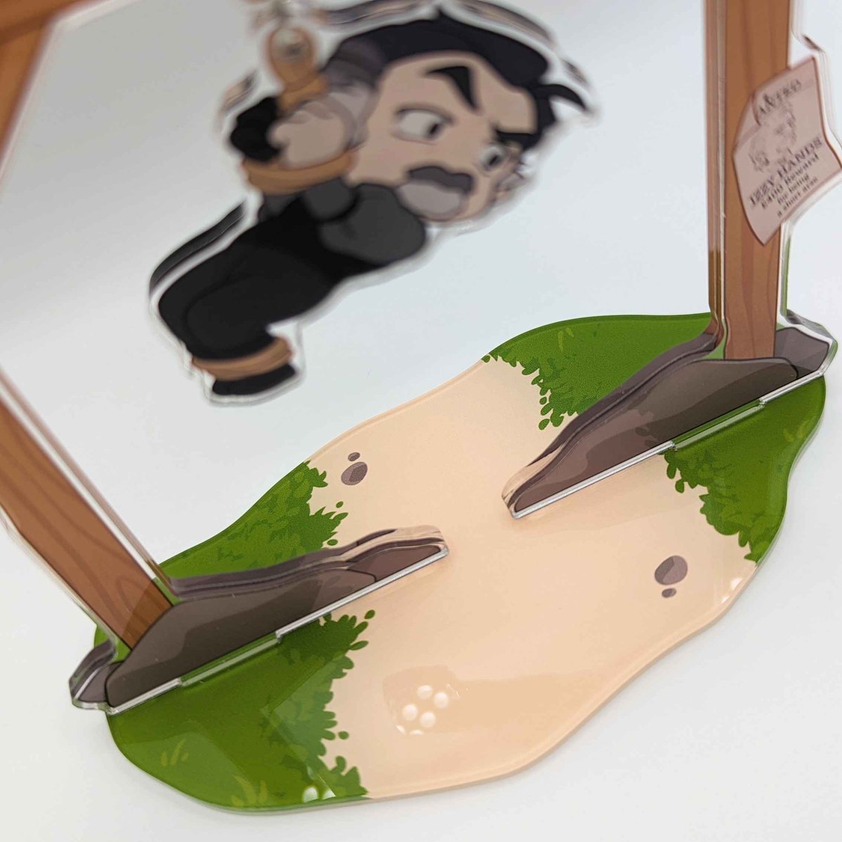 Hey you! Do you find yourself bored at your desk, dreaming of having a tiny captive pirate of your very own to jiggle?

Well here he is in the form of a 12cm standee! #IzzyHands is available for pre-order now! Check the link in the thread!

#ofmd #OurFlagMeansDeath
