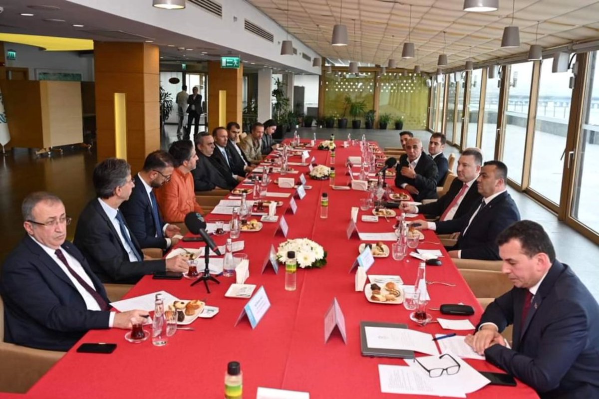 İstanbul fırıncı esnafının tüm sorunları masaya yatırıldı.
İTO'DA  ÖNEMLİ TOPLANTI
facebook.com/share/p/1HP1sd…
<a href="/cerman_abdullah/">Abdullah Çerman</a> <a href="/hibrahimbalci54/">Halil İbrahim Balcı</a> <a href="/erdogancetin37/">Erdoğan Çetin↖️</a> <a href="/serkan_sokur/">Serkan Sokur</a>