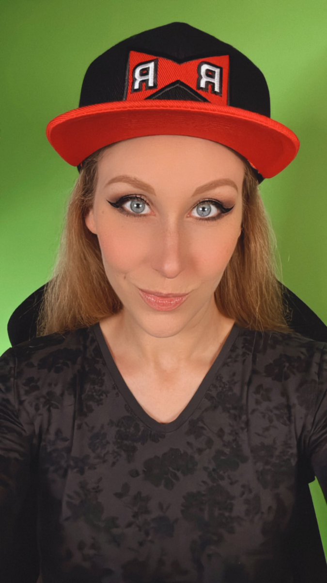 Auch auf diesem Kanal sehr ihr zum letzten Mal (nicht) das Zimmer (theoretisch) hinter dem Greenscreen (irgendwo da)!

Und wir versuchen, Black Mirror 3 auch zu beenden!

twitch.tv/daedalicentert…