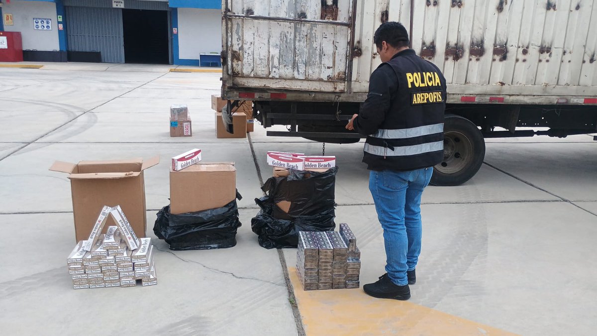 PoliciaPeru's tweet photo. #Piura🚨| ¡Incautan productos de contrabando valorizados en más de S/44 000!
Agentes de la Policía Fiscal #Piura, intervinieron un vehículo que transportaba cajas con cigarrillos de origen extranjero, sin contar con los permisos para su ingreso al país. https://t.co/dhfjpUmIrQ