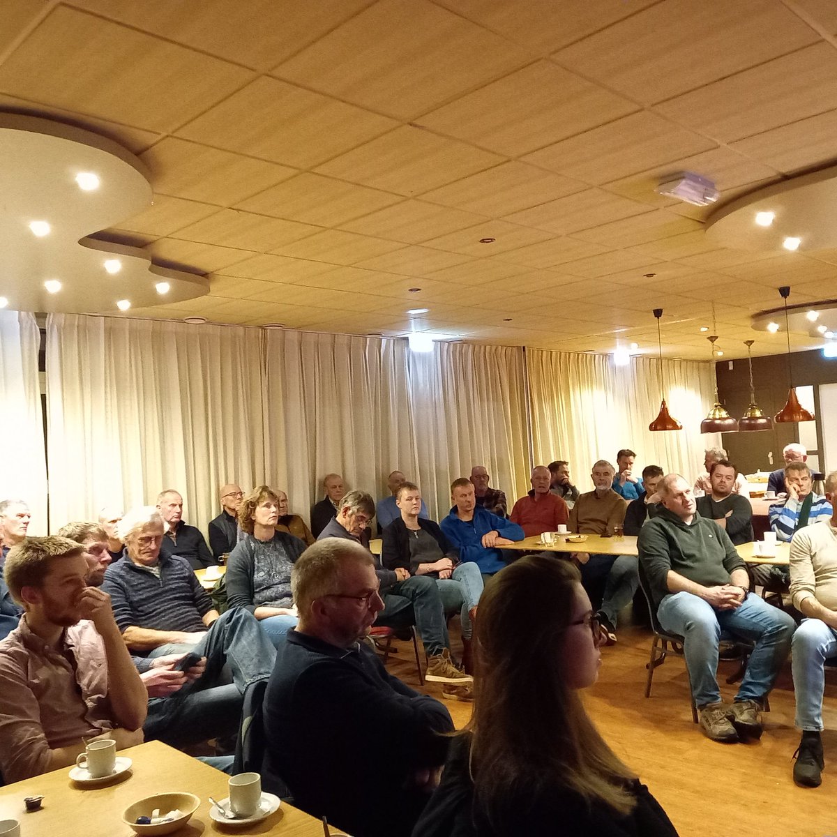 WoutvanV's tweet photo. Volle bak bij ELAN Ledenvergadering met spreker gedeputeerde landbouw van provincie Friesland,  Abel Kooistra over toekomstperspectief en bestaansrecht voor boeren in Zuidoost Friesland
#agrarischnatuurbeheer
#boerenperspectief https://t.co/WhBKu26Pkr