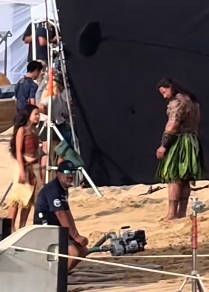 efeferre's tweet image. Primeras imágenes del live action de Vaiana (Moana). ¿Por qué en este live action son exactamente iguales? Hasta la vestimenta es idéntica a la versión animada. Personalmente, así es como me gusta que sea un live action. #vaiana #moana #disney #dwaynejohnson