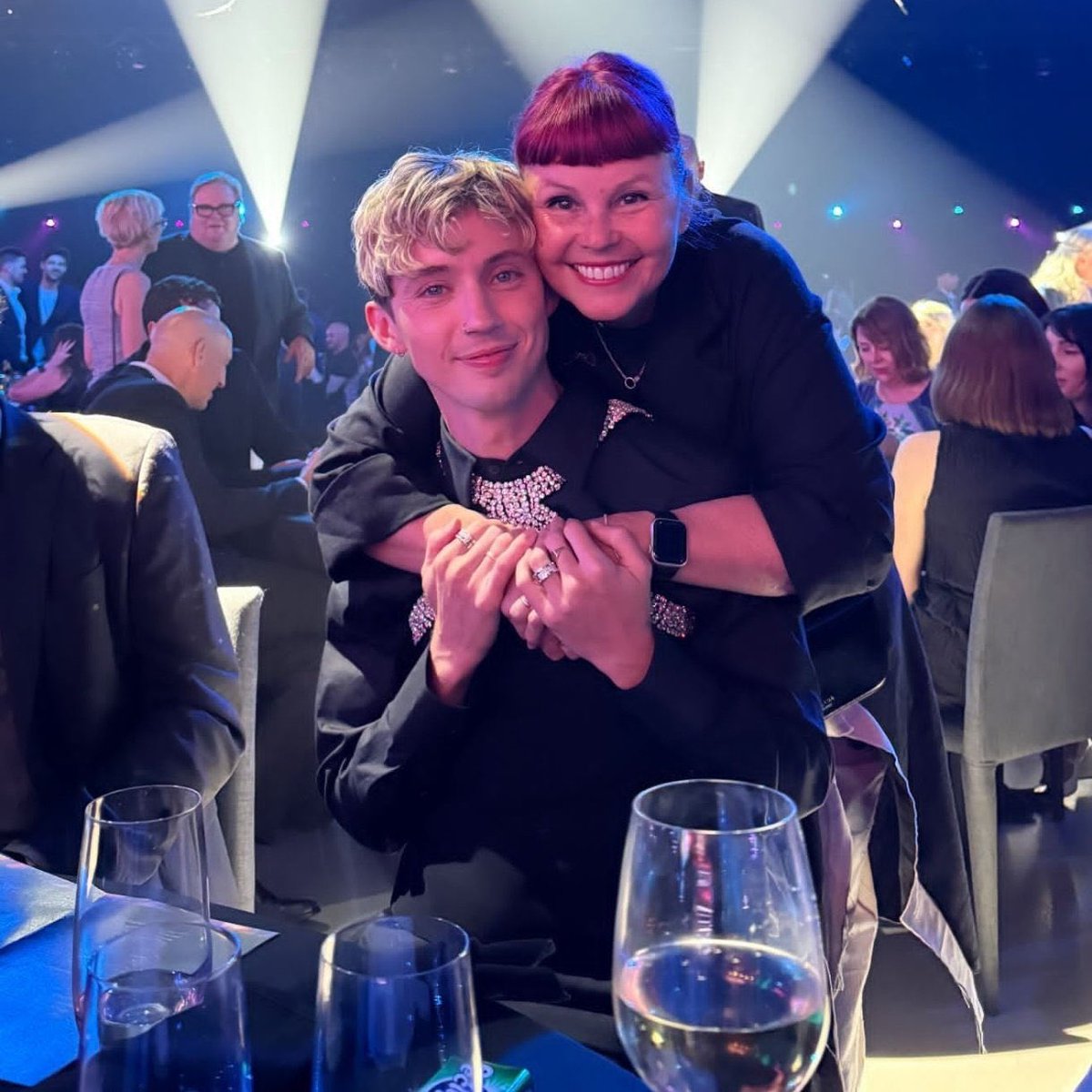 UpdatedTS's tweet photo. Troye and his mum Laurelle at the ARIAs 💗 https://t.co/nuAo2607vF