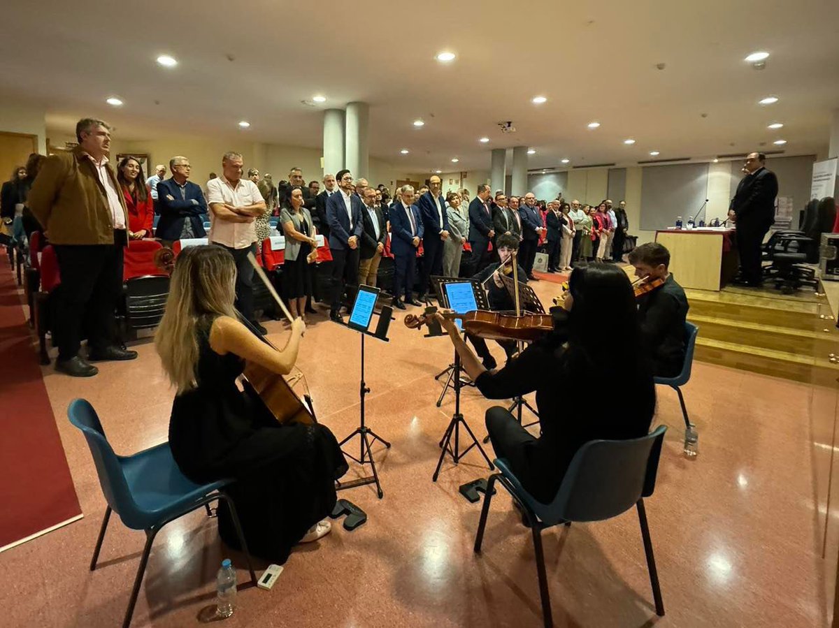 Agradecer al cuarteto de cuerda de la Orquesta Filarmónica de la Universidad de Alicante, que amenizó el pasado SOLEMNE ACTO DE APERTURA DEL CURSO ACADÉMICO 2023-2024 y GRADUACIÓN 🎼

Además cerró la ceremonia con el tradicional himno universitario “Gaudeamus Igitur”.